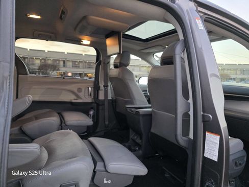 Used 2021 Toyota Sienna Limited image 20