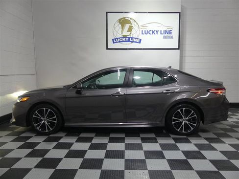Used 2020 Toyota Camry SE w/ Sunroof Package image 7