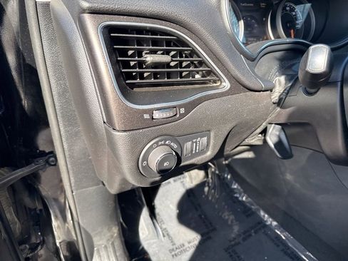 Used 2019 Jeep Cherokee Trailhawk w/ Cold Weather Group image 20