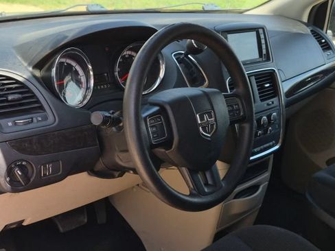 Used 2019 Dodge Grand Caravan SE w/ UConnect Hands-Free Group FWD image 7