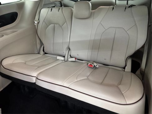 Used 2018 Chrysler Pacifica Limited FWD image 42
