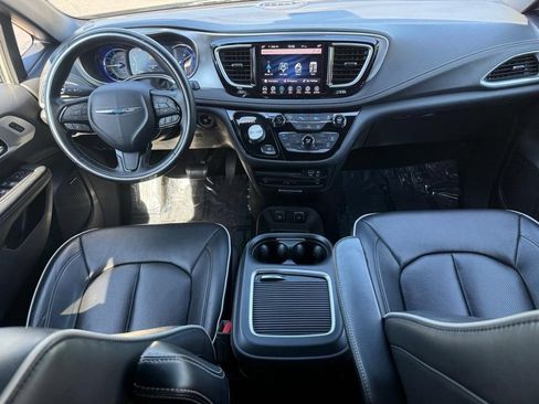 Used 2020 Chrysler Pacifica Limited w/ Advanced Safetytec Group FWD image 11