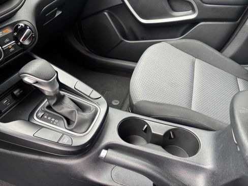 Used 2025 Kia Soul LX w/ LX Technology Package FWD image 40