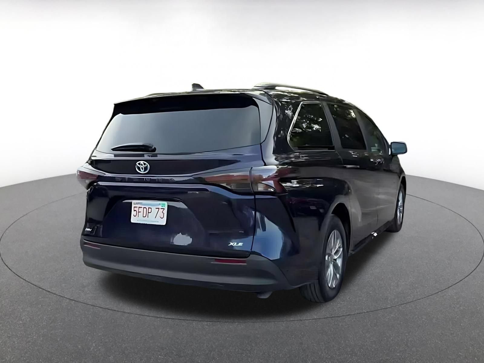Used 2025 Toyota Sienna XLE FWD image 13