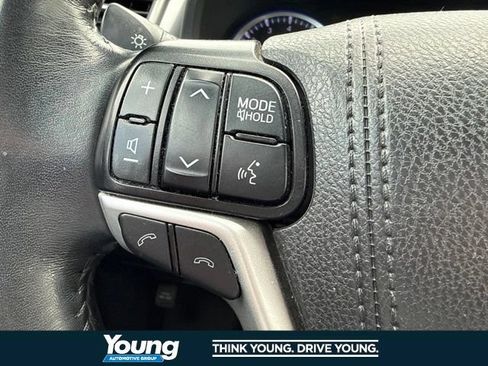 Used 2019 Toyota Highlander XLE AWD/4WD image 23