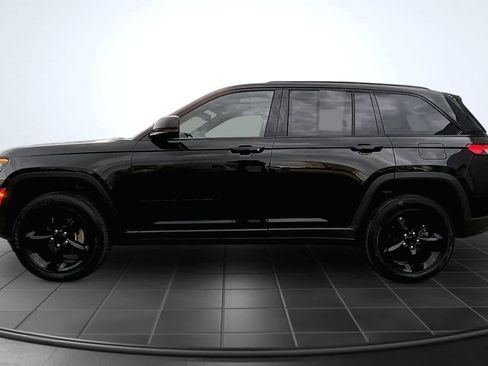 Used 2023 Jeep Grand Cherokee Altitude AWD/4WD image 3