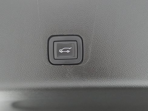 Used 2023 Chevrolet Traverse RS FWD image 39