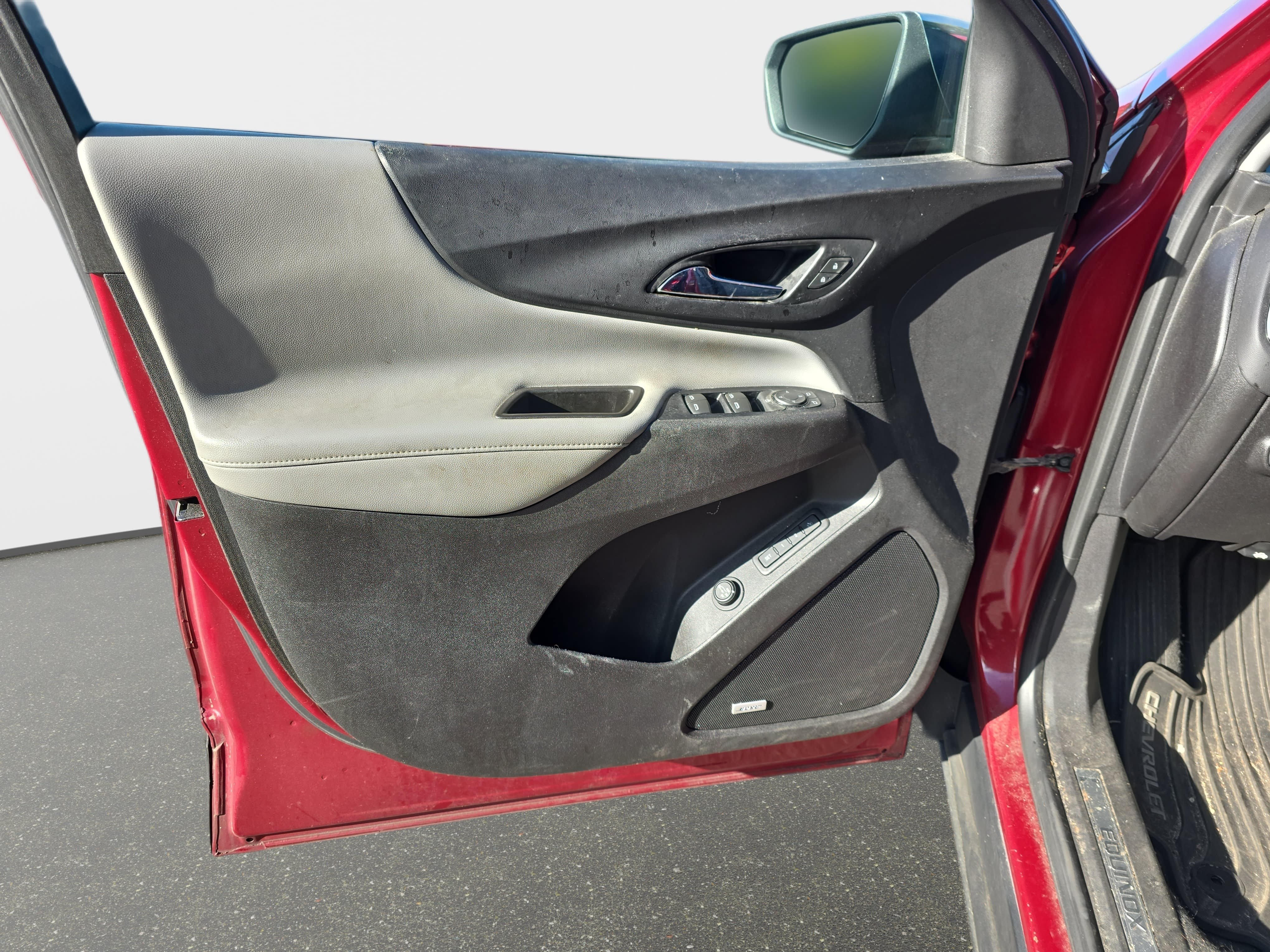 Used 2018 Chevrolet Equinox Premier FWD image 11