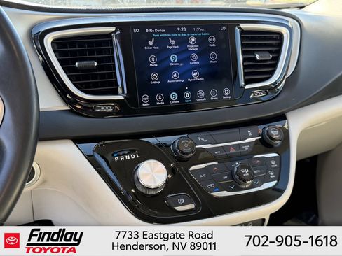 Used 2018 Chrysler Pacifica Touring-L FWD image 25