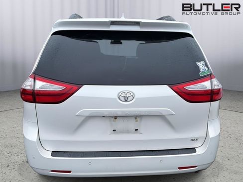 Used 2019 Toyota Sienna XLE w/ XLE Navigation Package FWD image 9