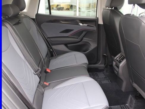 Used 2025 Volkswagen Tiguan SE image 23