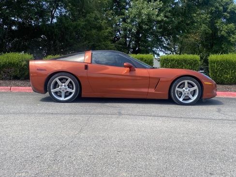 Used 2005 Chevrolet Corvette Coupe w/ Preferred Equipment Group RWD image 2
