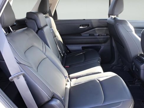 Used 2022 Nissan Pathfinder SL w/ SL Black Package image 24