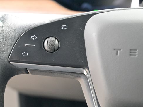 Used 2022 Tesla Model X image 22