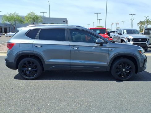 Certified 2022 Volkswagen Taos SE image 8