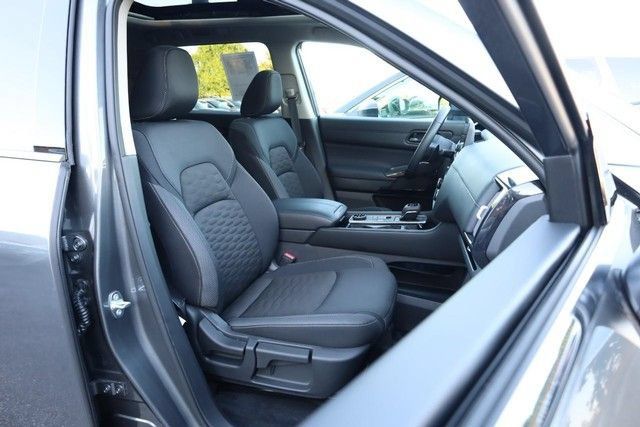 Certified 2025 Nissan Pathfinder SV w/ SV Premium Package AWD/4WD image 29