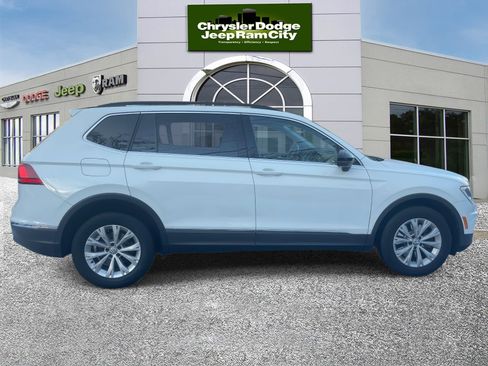 Used 2018 Volkswagen Tiguan SE w/ Panoramic Sunroof Package image 5