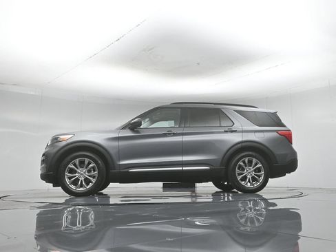 Certified 2021 Ford Explorer XLT w/ Equipment Group 202A RWD image 8