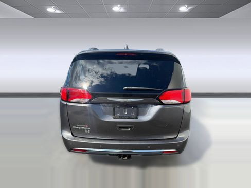 Used 2020 Chrysler Pacifica Touring-L image 10
