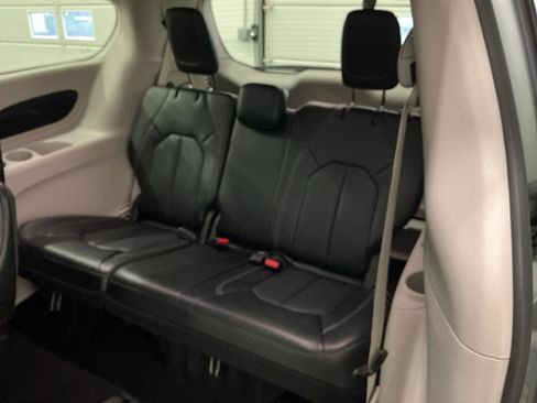 Used 2024 Chrysler Pacifica Touring-L FWD image 11
