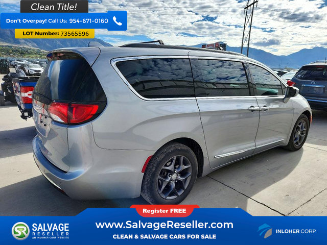Used 2017 Chrysler Pacifica Touring-L w/ Tire & Wheel Group FWD image 4