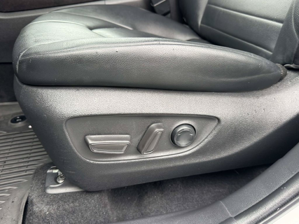 Used 2022 Toyota Highlander XLE AWD/4WD image 19
