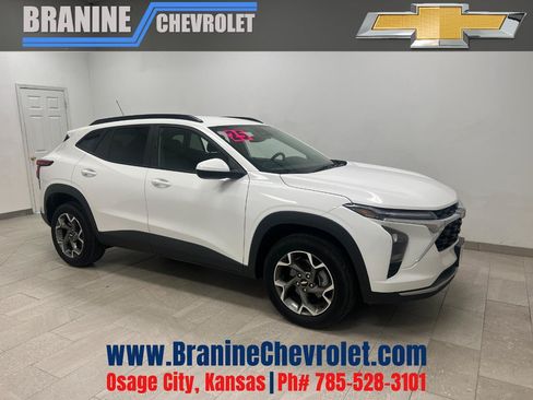 Used 2025 Chevrolet Trax LT w/ LT Convenience Package FWD image 1