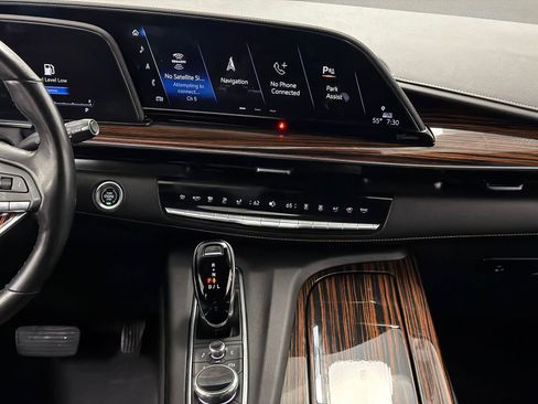 Used 2024 Cadillac Escalade ESV Luxury AWD/4WD image 22