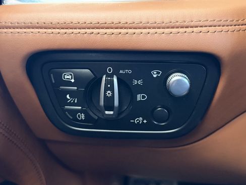 Used 2017 Bentley Bentayga AWD/4WD image 30