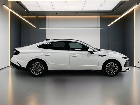 Certified 2025 Hyundai Sonata Limited FWD image 8