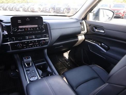 Certified 2025 Nissan Pathfinder SL w/ Black Appearance Package AWD/4WD image 28