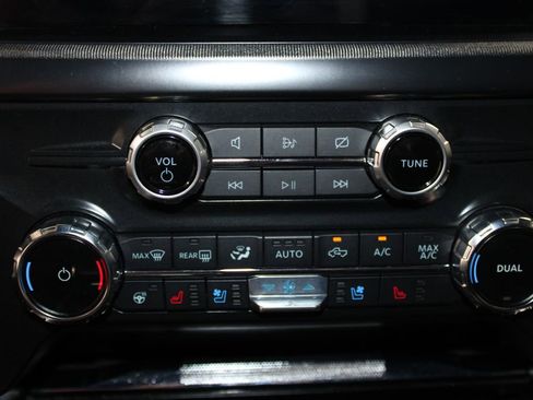 Used 2022 Ford F150 Platinum w/ FX4 Off-Road Package AWD/4WD image 31