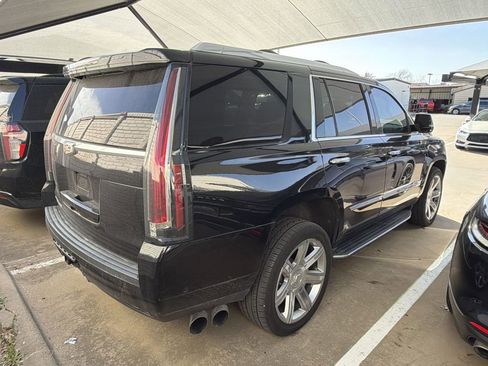 Used 2019 Cadillac Escalade Luxury image 3