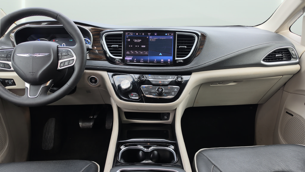 Used 2023 Chrysler Pacifica Limited w/ Uconnect Theater Family Group FWD image 8