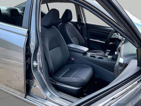 Used 2025 Nissan Altima 2.5 SV FWD image 9