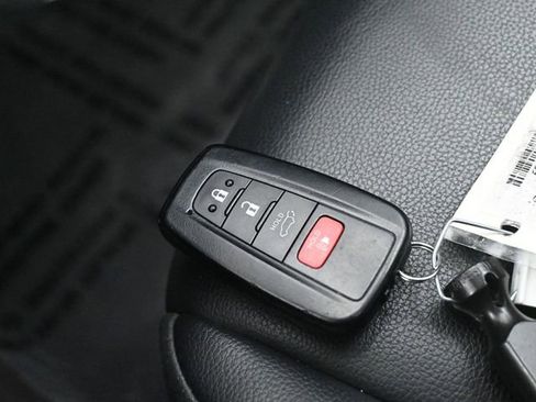 Used 2023 Toyota Highlander XLE FWD image 31