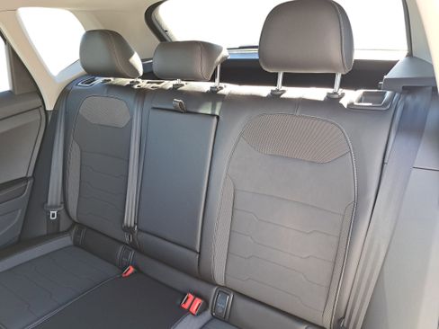 New 2026 Volkswagen Taos SE image 9