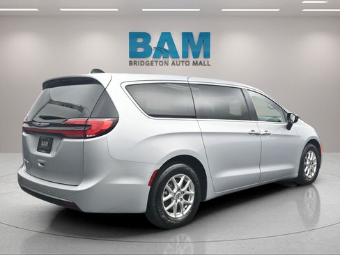 Used 2024 Chrysler Pacifica Touring-L FWD image 6