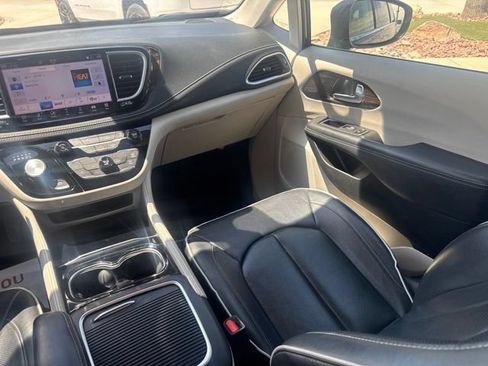 Certified 2024 Chrysler Pacifica Limited FWD image 15