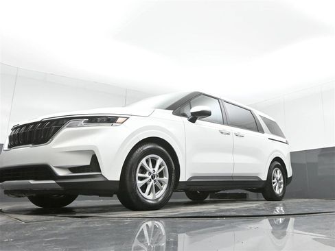 Used 2022 Kia Carnival LX image 30