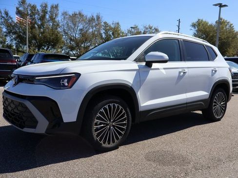 Certified 2025 Volkswagen Taos SE image 3