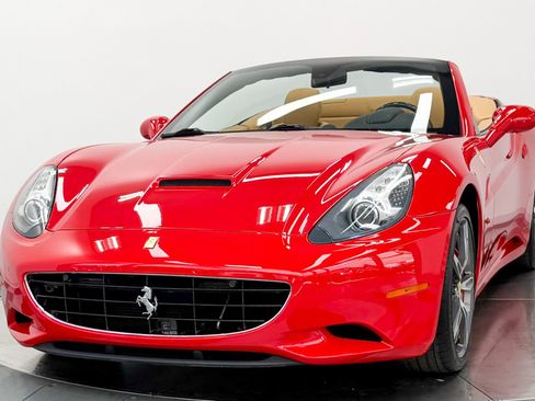 Used 2014 Ferrari California RWD image 5