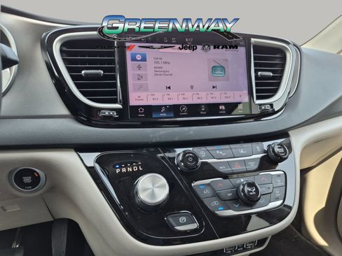 Used 2023 Chrysler Pacifica Touring-L FWD image 18