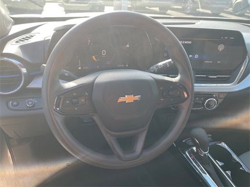 Used 2025 Chevrolet Trax LT image 9