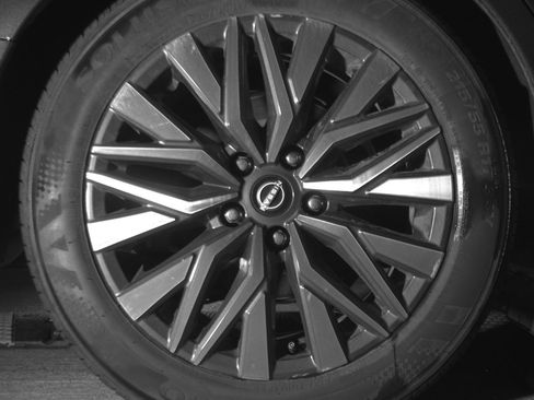 Used 2025 Nissan Altima 2.5 SV FWD image 15
