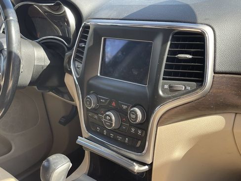 Used 2018 Jeep Grand Cherokee Laredo RWD image 5