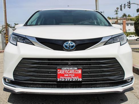 Used 2024 Toyota Sienna Limited FWD image 10