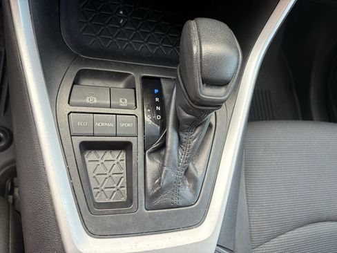 Used 2019 Toyota RAV4 LE w/ Carpet Mat Package FWD image 20