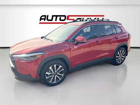 Used 2024 Toyota Corolla Cross XLE image 3