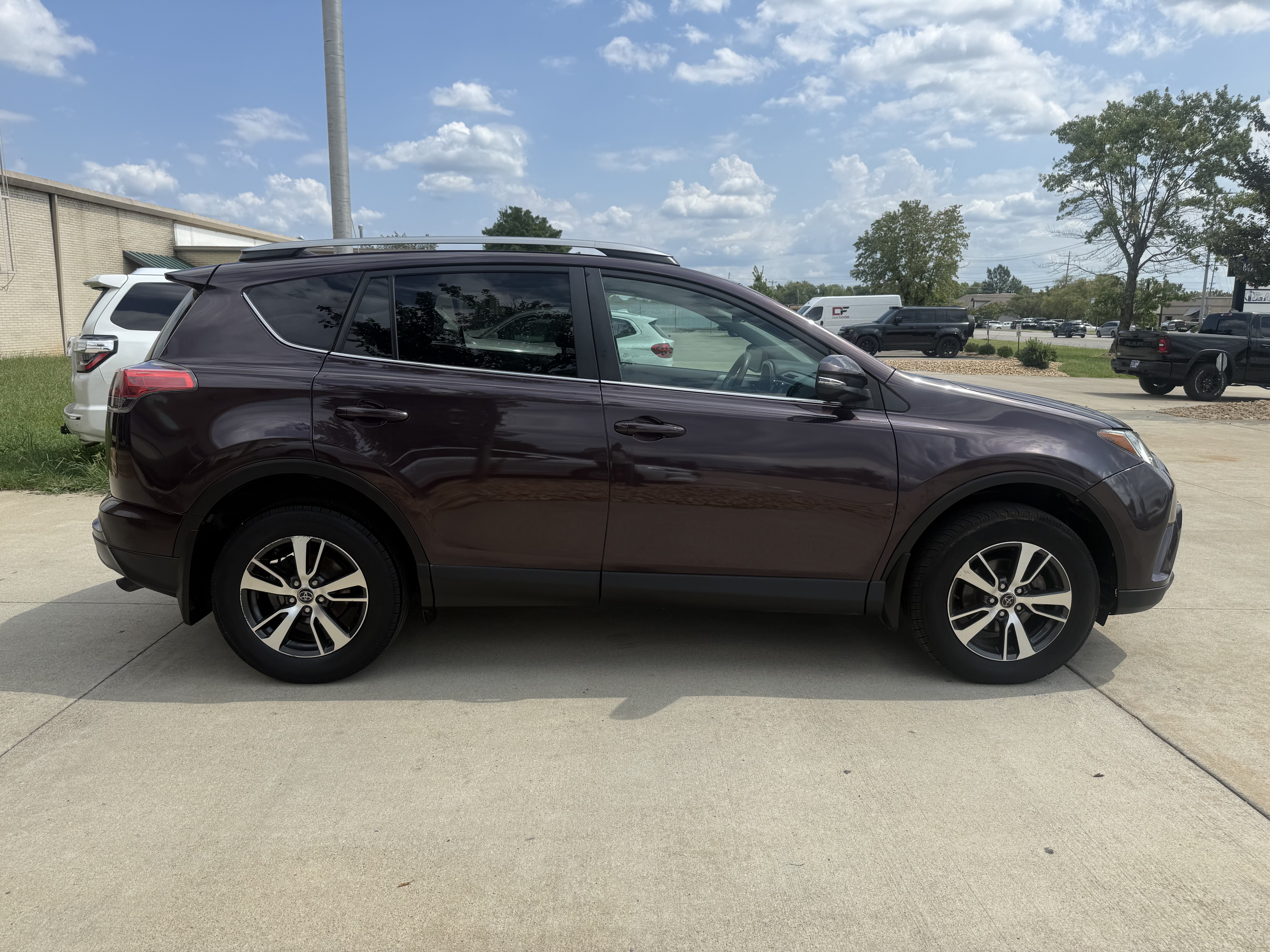 Used 2017 Toyota RAV4 XLE FWD image 8
